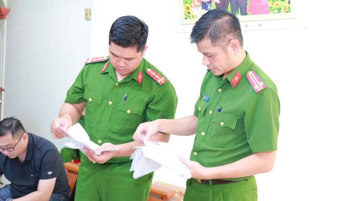 Khám xét nơi ở của đối tượng Đặng Thị Lý.