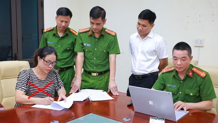 Lực lượng chức năng làm việc với Đặng Thị Lý.