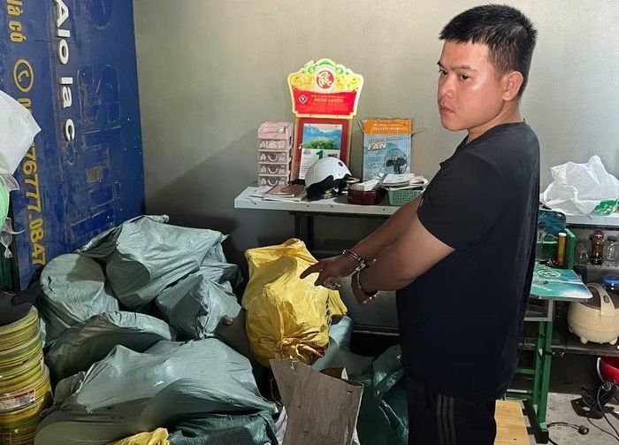 Đối tượng Võ Đình Cương cùng tang vật.