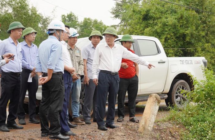 Đồng chí Phan Phong Phú, Phó Chủ tịch UBND tỉnh Quảng Trị kiểm tra tiến độ Dự án thành phần 1 - Đường ven biển.