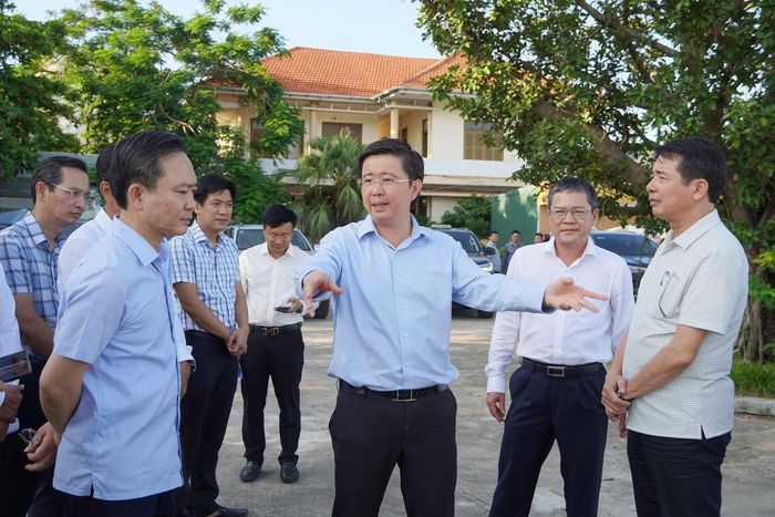 Chủ tịch UBND tỉnh Quảng Trị Bùi Hoàng Phương kiểm tra, chỉ đạo sớm hoàn thành các công trình trên địa bàn phường Đồng Hới, tỉnh Quảng Trị (ảnh CTV)