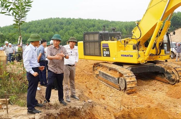 Đồng chí Hoàng Nam, Phó Chủ tịch Thường trực UBND tỉnh Quảng Trị kiểm tra tiến độ công trình ở xã Diên Sanh, tỉnh Quảng Trị.