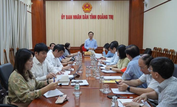 Đồng chí Hoàng Xuân Tân, Phó Chủ tịch UBND tỉnh Quảng Trị làm việc với lãnh đạo sở Giáo dục và Đào tạo tỉnh Quảng Trị về việc nâng cao chất lượng giáo dục và hoàn thành các công trình trường lớp học đang xây dựng trên địa bàn.
