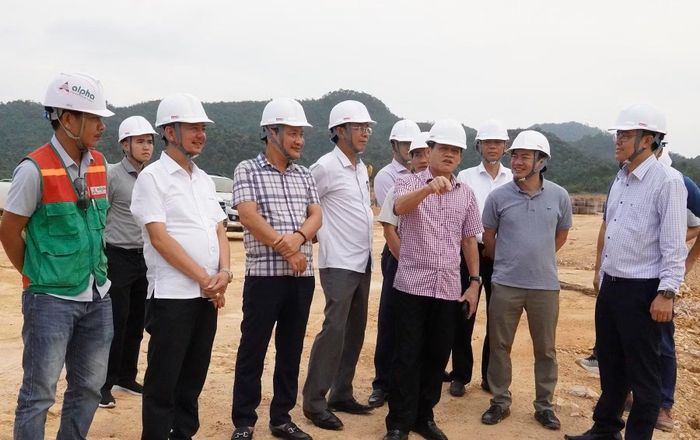 Đồng chí Lê Văn Bảo, Phó Chủ tịch UBND tỉnh Quảng Trị kiểm tra thực tế các công trình được phân công phụ trách.