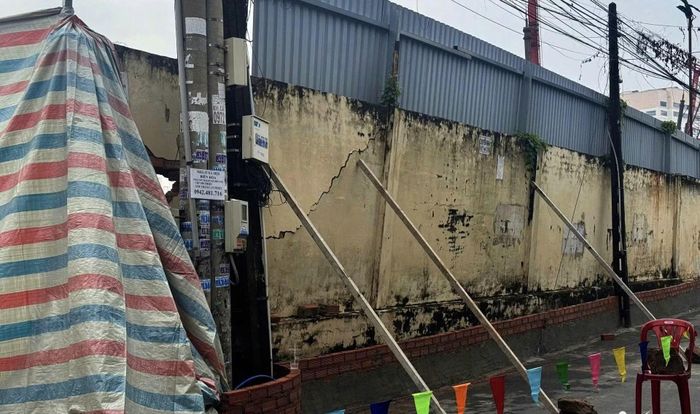 Đoạn tường bao còn lại cũng đang bị nứt, nghiêng khiến chủ đầu tư phải chống đỡ tạm.