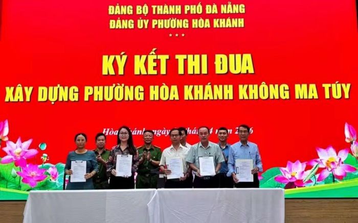 Các cơ quan thuộc Đảng bộ phường Hòa Khánh ký kết thi đua xây dựng phường không ma túy.