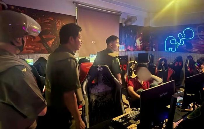 Công an phường Hòa Khánh kiểm tra và test nhanh ma túy tại một cơ sở game online.