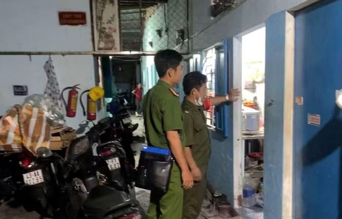 Công an phường Hòa Khánh kiểm tra hành chính tại một dãy trọ trên địa bàn.