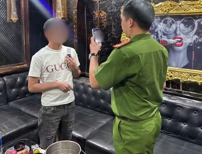 Lực lượng Công an phường Hòa Khánh tổ chức test ma túy ngẫu nhiên cho khách trong cơ sở karaoke.