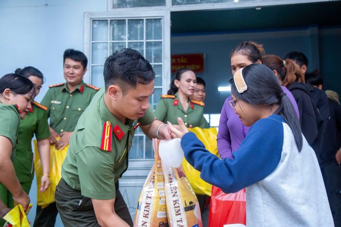 Đoàn công tác trao quà cho người dân.