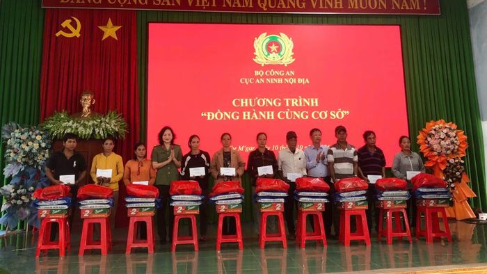Đoàn công tác trao tặng 100 phần quà cho các hộ người dân tộc thiểu số.