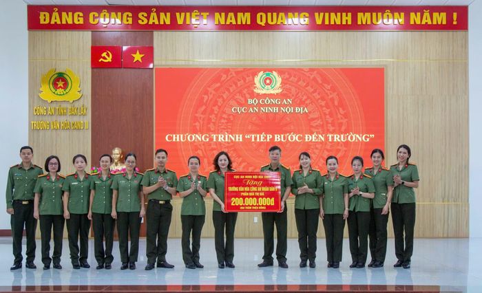 Tại trường Văn hóa CAND II, Đoàn công tác đã trao tặng 200 triệu đồng hỗ trợ nhà trường mua sắm các vật dụng thiết yếu cho các cháu học sinh sử dụng trong sinh hoạt nội trú.