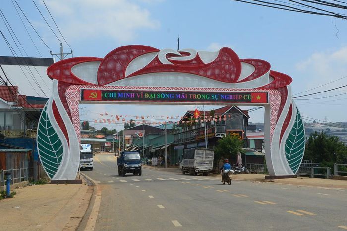 Một cổng chào được làm theo mô hình bông hoa hồng ở phường Langbiang - Đà Lạt.