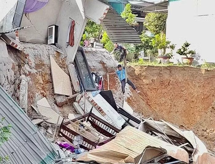 Sạt lở bờ sông Thạch Hãn từng gây sập nhà, khiến người dân thiệt mạng vào năm 2002.