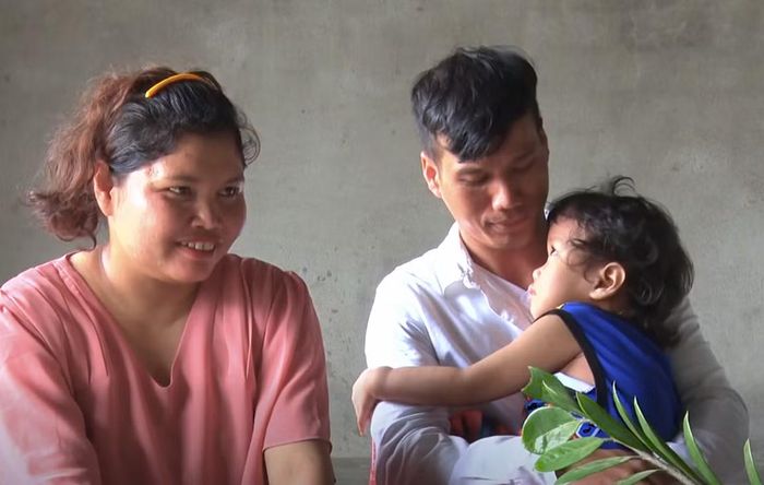 Vợ chồng anh Kpă Bin và con cái vui mừng khi được cán bộ, chiến sĩ Công an giúp đỡ trở về quê hương.