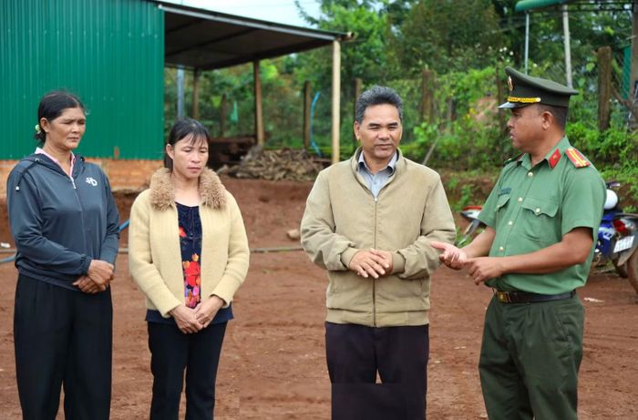 Cán bộ, chiến sĩ Công an phối hợp cùng người có uy tín đến tận vùng sâu, vùng xa để tuyên truyền pháp luật.