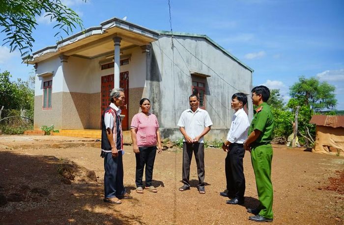 Cán bộ, chiến sĩ Công an Đắk Lắk cùng chính quyền địa phương thường xuyên đến thăm hỏi, chia sẻ với những gia đình hồi hương.
