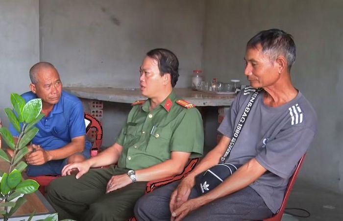 Cán bộ, chiến sĩ Công an đến thăm hỏi, động viên gia đình những người vượt biên trái phép được hồi hương trên địa bàn xã Ea Ly.