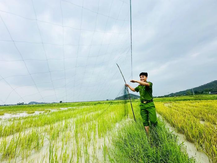 Chăng lưới để bắt chim trời là hành vi mang tính chất tận diệt.