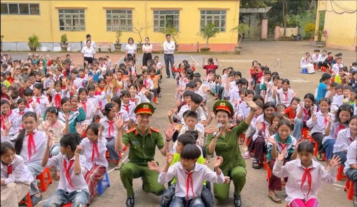 Thiếu úy Sừng Tiểu Nhị cùng đồng đội giao lưu, tuyên truyền pháp luật cho học sinh, góp phần nâng cao ý thức chấp hành pháp luật ngay từ lứa tuổi học đường.
