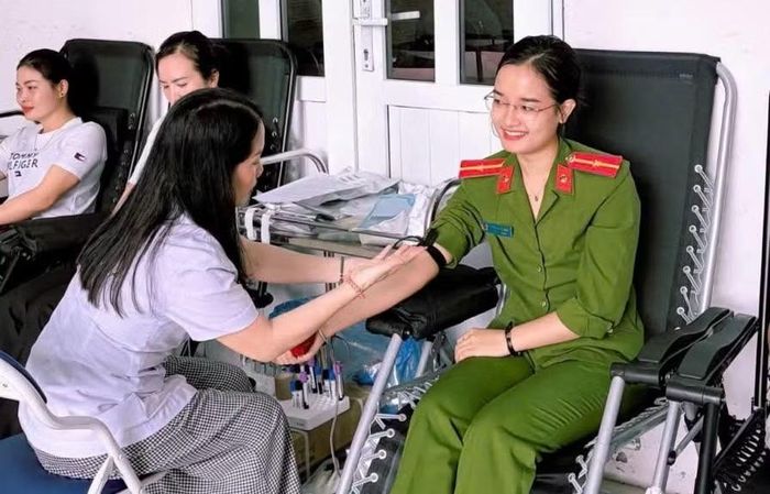 Thiếu úy Sừng Tiểu Nhị tích cực tham gia hoạt động hiến máu tình nguyện.