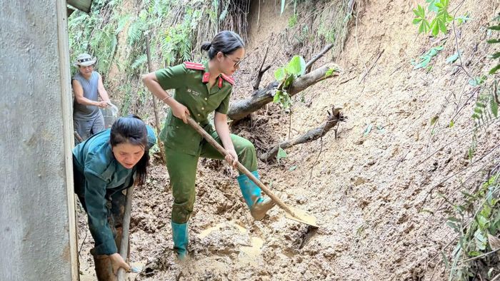 Thiếu úy Sừng Tiểu Nhị cùng người dân dọn dẹp bùn đất, thể hiện tinh thần xung kích, trách nhiệm của người chiến sĩ Công an ở cơ sở.
