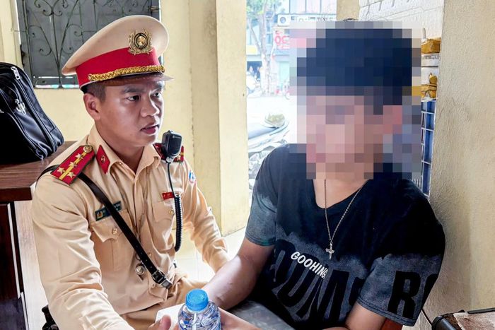 Đại úy Nguyễn Thanh Tùng động viên nam thanh niên từ bỏ suy nghĩ tiêu cực.
