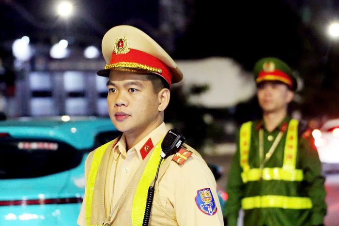 Đại úy Nguyễn Thanh Tùng làm nhiệm vụ cùng các đồng đội.