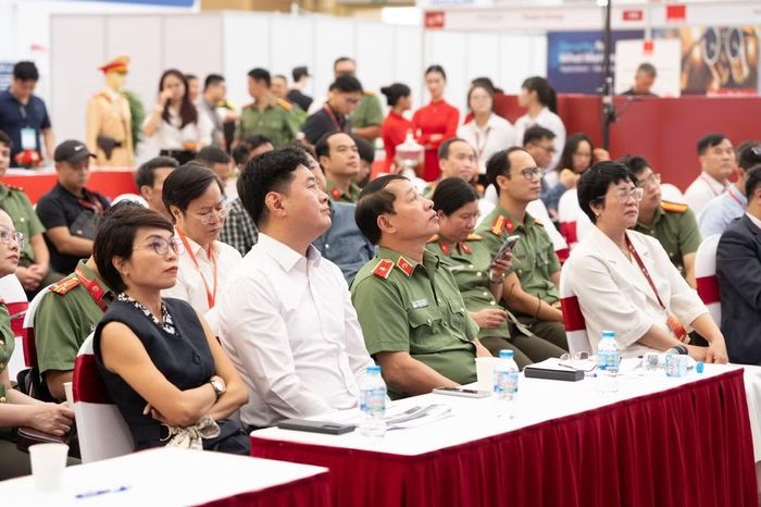 Các đại biểu tham dự tọa đàm “Công nghệ đóng tàu hiện đại - xu hướng, giải pháp và cơ hội hợp tác” do Cục Công nghiệp an ninh chủ trì.