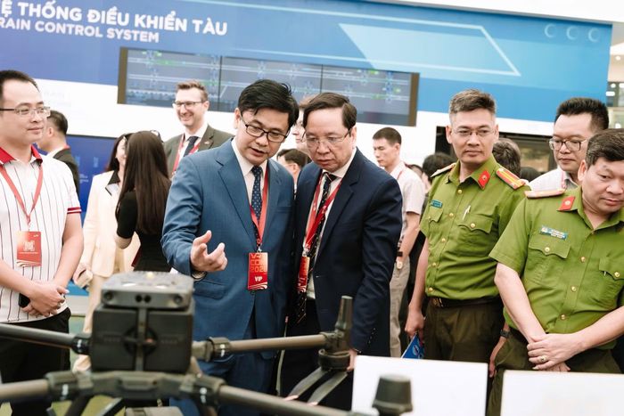  Thiếu tướng Lưu Hồng Quảng và các đại biểu tham quan gian trưng bày tại triển lãm VRT&CON’ 2026. 