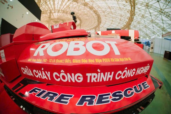Một số sản phẩm lưỡng dụng được Cục Công nghiệp an ninh trưng bày giới thiệu tại triển lãm.