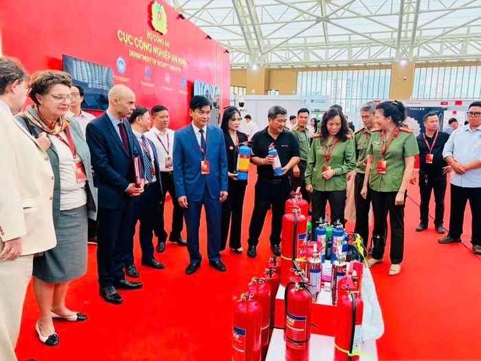  Các đại biểu tham quan khu giới thiệu các sản phẩm PCCC do các doanh nghiệp Công an sản xuất. 