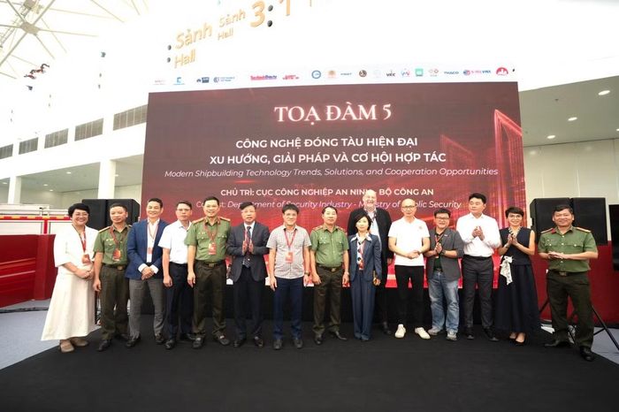  Thiếu tướng Phạm Văn Hiệu và các đại biểu tại Tọa đàm 5 với chủ đề “Công nghệ đóng tàu hiện đại - xu hướng, giải pháp và cơ hội hợp tác”. 