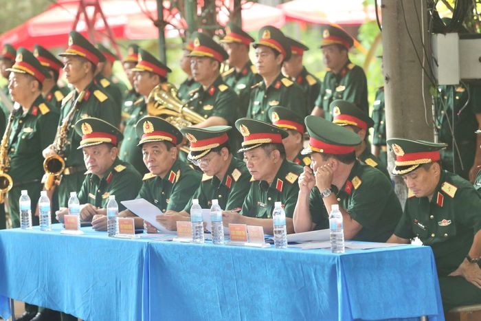 Lãnh đạo Quân khu 7, Bộ Tư lệnh TP Hồ Chí Minh theo dõi chương trình sơ duyệt Lễ viếng, truy điệu và an táng hài cốt liệt sĩ được tìm kiếm, quy tập tại Công viên văn hóa Lê Thị Riêng.