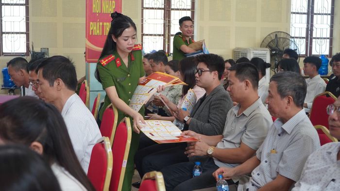 Phát tờ rơi tuyên truyền về ứng dụng VneID tại hội nghị tổ chức tại phường Quyết Thắng, tỉnh Thái Nguyên.