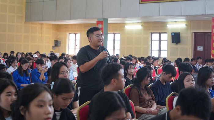 Các đại biểu tham gia trả lời câu hỏi tại hội nghị tổ chức tại phường Quyết Thắng, tỉnh Thái Nguyên.