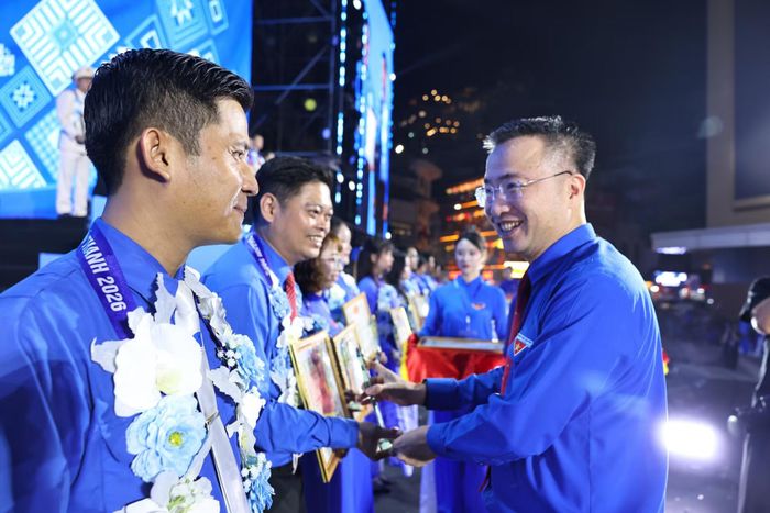 Bí thư Trung ương Đoàn Nguyễn Tường Lâm trao Giải thưởng Nguyễn Chí Thanh cho các thanh niên tiêu biểu.