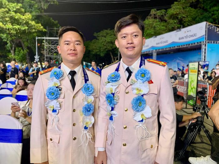 Đại uý Trần Văn Dũng và Trung tá Nguyễn Đình Khánh bên lề lễ trao Giải thưởng Nguyễn Chí Thanh.