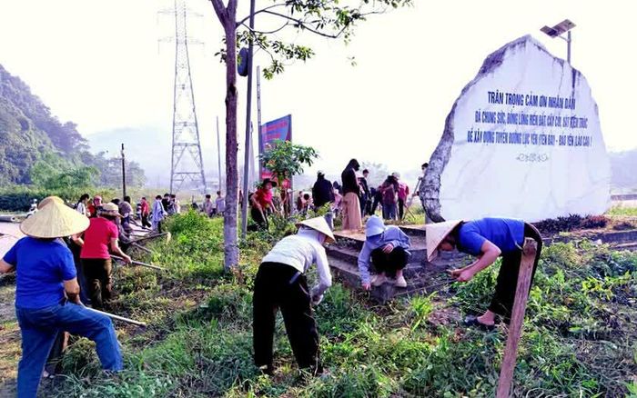 “Ngày chủ nhật xanh” tri ân người dân hiến đất mở đường, ở Trường THCS Tân Lĩnh. Ảnh: Thu Hương