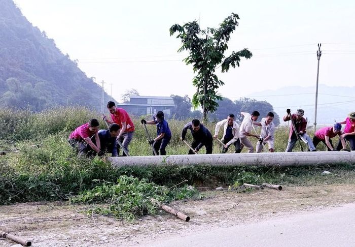 Dọn dẹp, vệ sinh đường giao thông liên xã, thôn bản. Ảnh: Thu Hương