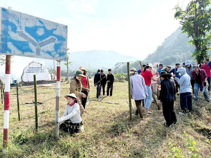 Sửa sang hàng rào, biển báo giao thông ở địa phương. Ảnh: Thu Hương
