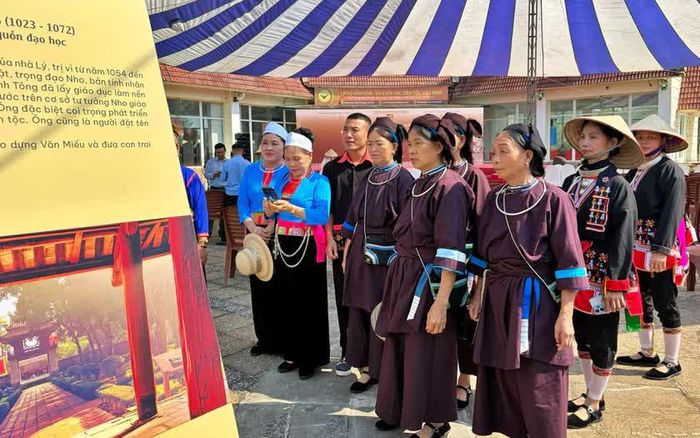 Đồng bào các dân tộc tìm hiểu tinh hoa đạo học qua triển lãm.