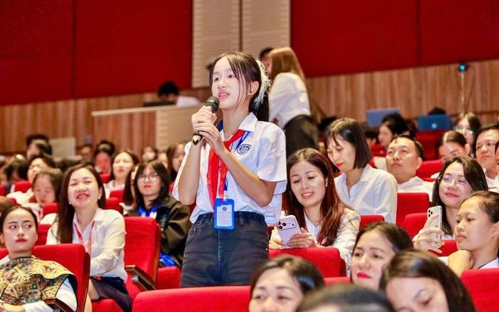 Sinh viên đặt câu hỏi với Bí thư Thành ủy Quảng Ninh.