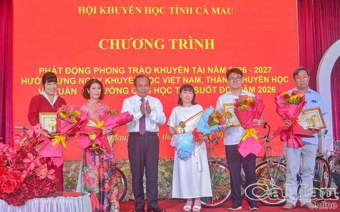 Hội Khuyến học tỉnh Cà Mau trao 120 suất học bổng, 120 xe đạp cho học sinh có hoàn cảnh khó khăn, đồng thời tuyên dương 37 cá nhân tiêu biểu đạt danh hiệu “Người lớn học tập”, “Học tập suốt đời” năm 2026. Ảnh: Báo Cà Mau