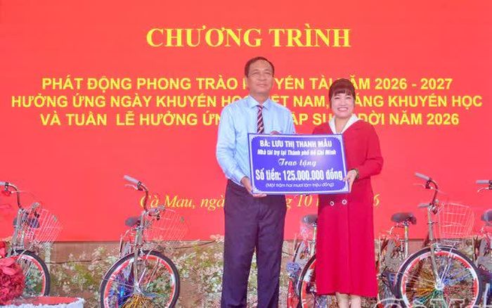 Các tổ chức, cá nhân trao tặng kinh phí hỗ trợ công tác khuyến học, khuyến tài của tỉnh Cà Mau. Ảnh: Báo Cà Mau
