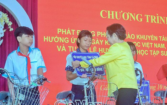 PGS.TS Trương Thị Hiền, Phó Chủ tịch Hội Khuyến học Việt Nam, trao học bổng và xe đạp cho học sinh hiếu học, vượt khó. Ảnh: Báo Cà Mau