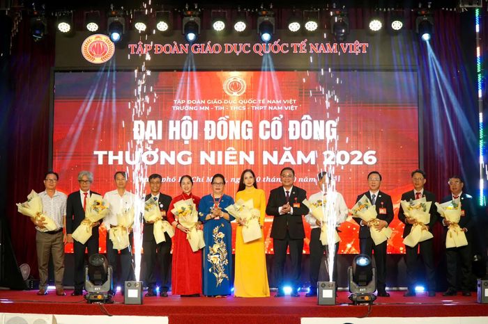 Khen thưởng cho cổ đông có nhiều đóng góp cho sự phát triển của Tập đoàn