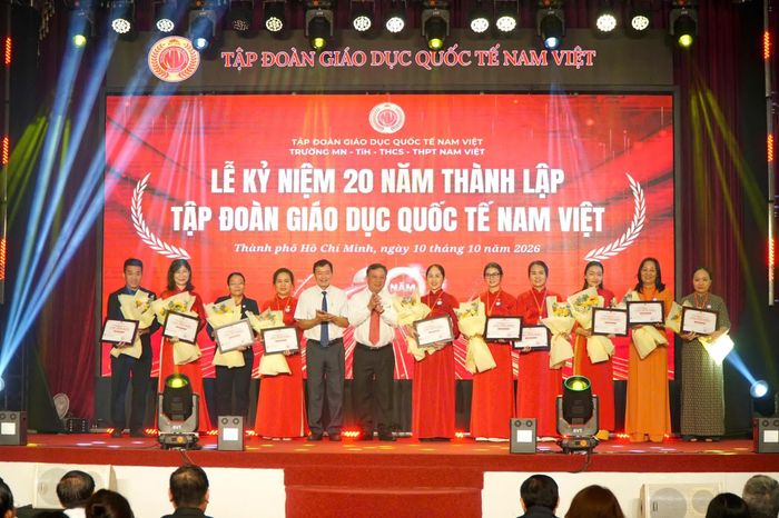 Khen thưởng cho nhiều tập thể, cá nhân có thành tích xuất sắc trong hành trình xây dựng và phát triển Tập đoàn