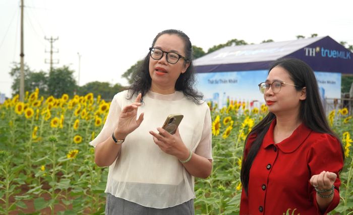 Tiến sĩ, bác sĩ Bùi Thị Mai Hương chia sẻ với các nhà báo tại cánh đồng hướng dương của Tập đoàn TH tại xã Nghĩa Lâm (Nghệ An). Ảnh: Uông Ngọc
