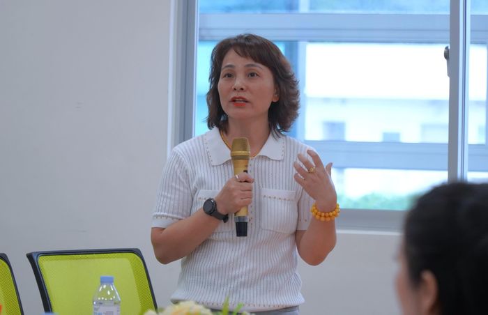 Nhà báo Hồng Hạnh, Báo Đại biểu Nhân dân chia sẻ trong vai trò phụ huynh học sinh. Ảnh: Uông Ngọc